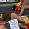 Activista en la puerta de la Alcaldía