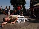 09.06.2006. El grupo ecologista AnimaNaturalis escenificó ayer en plena Canaletes la ejecución de un humano a banderillazos tal y como lo sufren los toros. Su objetivo es concienciar a los turistas para que no acudan a las corridas durante su estancia.