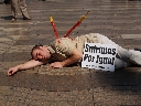09.06.2006. El grupo ecologista AnimaNaturalis escenificó ayer en plena Canaletes la ejecución de un humano a banderillazos tal y como lo sufren los toros. Su objetivo es concienciar a los turistas para que no acudan a las corridas durante su estancia.