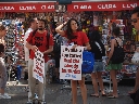 09.06.2006. El grupo ecologista AnimaNaturalis escenificó ayer en plena Canaletes la ejecución de un humano a banderillazos tal y como lo sufren los toros. Su objetivo es concienciar a los turistas para que no acudan a las corridas durante su estancia.