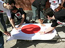 Madrid, 20 de septiembre del 2006. Activistas de AnimaNaturalis se congregaron a las afueras de la embajada japonesa para pedir que se termine la matanza de delfines, que acabará con la vida de 20 mil animales.