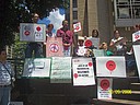 Caracas, 20 de septiembre del 2006. Activistas de AnimaNaturalis se congregaron a las afueras de la embajada japonesa para pedir que se termine la matanza de delfines, que acabará con la vida de 20 mil animales. El consul japonés recibe la información por