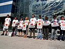 Barcelona, 20 de septiembre del 2006. Activistas por los derechos de los animales se congregaron a las afueras del consulado japonés para pedir que se termine la matanza de delfines. Esta semana, se matará más de 20 mil delfines cerca de Taijin.
