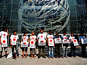 Barcelona, 20 de septiembre del 2006. Activistas por los derechos de los animales se congregaron a las afueras del consulado japonés para pedir que se termine la matanza de delfines. Esta semana, se matará más de 20 mil delfines cerca de Taijin.