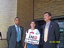 Caracas, 20 de septiembre del 2006. Activistas de AnimaNaturalis se congregaron a las afueras de la embajada japonesa para pedir que se termine la matanza de delfines, que acabará con la vida de 20 mil animales. El consul japonés recibe la información por