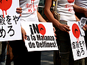 Barcelona, 20 de septiembre del 2006. Activistas por los derechos de los animales se congregaron a las afueras del consulado japonés para pedir que se termine la matanza de delfines. Esta semana, se matará más de 20 mil delfines cerca de Taijin.