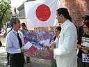 Madrid, 20 de septiembre del 2006. Activistas de AnimaNaturalis se congregaron a las afueras de la embajada japonesa para pedir que se termine la matanza de delfines, que acabará con la vida de 20 mil animales. El consul japonés recibe una carta por parte