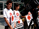 Barcelona, 20 de septiembre del 2006. Activistas por los derechos de los animales se congregaron a las afueras del consulado japonés para pedir que se termine la matanza de delfines. Esta semana, se matará más de 20 mil delfines cerca de Taijin.