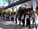 AnimaNaturalis, FAADA y Libera! se concentraron frente al zoo de Barcelona para repartir folletos acerca de lo injusto que es el cautiverio para los animales.
Con carteles que ponían. 