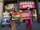 Activistas de AnimaNaturalis sostuvieron frente las puertas de Burger King una pancarta contra la campaña actual de la empresa, que anuncia lo terrible que sería ser vegetariano. 