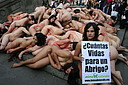 120 activistas se desnudan manchados de sangre artificial para protestar contra la cruel industria de las pieles. 21 de Enero 2007, Barcelona.