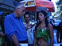 20 de marzo de 2006, las Chicas Lechuga de AnimaNaturalis reparten comida vegetariana por las calles de Santiago.