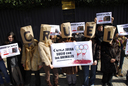Activistas de AnimaNaturalis protestan delante del consulado de China por la falta de regulaciones legales en el trato en los animales. 
