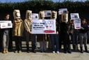 Manifestantes afuera del Consulado de China en Barcelona, protestando contra la crueldad de las pieles de perro y gato.