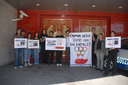 Manifestantes congregados afuera de la Embajada de China en México para protestar contra la crueldad con los animales en China.