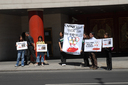 13.02.2007. México DF. Activistas de AnimaNaturalis sostuvieron carteles en contra de la explotación y el maltrato animal en China, con motivo de una protesta internacional organizada por la Anti-Fur Coalition.