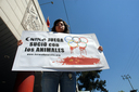 13.02.2007. México DF. Activistas de AnimaNaturalis sostuvieron carteles en contra de la explotación y el maltrato animal en China, con motivo de una protesta internacional organizada por la Anti-Fur Coalition.
