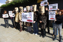 Activistas de AnimaNaturalis sostuvieron carteles en contra de la explotación y el maltrato animal en China, con motivo de una protesta internacional organizada por la Anti - Fur Coalition. 