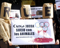 Activistas de AnimaNaturalis se vistieron con abrigos de pieles y se cubrieron los rostros con bolsas de papel que formaban la palabra 