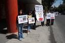 13.02.2007. México DF. Activistas de AnimaNaturalis sostuvieron carteles en contra de la explotación y el maltrato animal en China, con motivo de una protesta internacional organizada por la Anti-Fur Coalition.