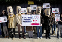 Activistas de AnimaNaturalis sostuvieron carteles en contra de la explotación y el maltrato animal en China, con motivo de una protesta internacional organizada por la Anti - Fur Coalition.