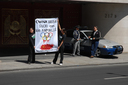 13.02.2007. México DF. Activistas de AnimaNaturalis sostuvieron carteles en contra de la explotación y el maltrato animal en China, con motivo de una protesta internacional organizada por la Anti-Fur Coalition.