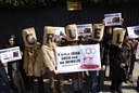 Manifestantes afuera del Consulado de China en Barcelona, protestando contra la crueldad de las pieles de perro y gato.