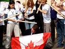 15.03.07 Barcelona. Activistas de AnimaNaturalis simularon apalear con garrotes al primer ministro de Canadá, en el Día Mundial contra la Caza de Focas. 