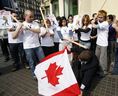 15.03.07 Barcelona. Activistas de AnimaNaturalis simularon apalear con garrotes al primer ministro de Canadá, en el Día Mundial contra la Caza de Focas. Imagen publicada en el diario 20Minutos.