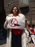 México DF, 15 de marzo 2007. Acto contra la caza de focas en Canadá. La presidente de AnimaNaturalis, Leonora Esquivel Frías, entregó una carta al embajador canadiense en México, para solicitar el cese de la matanza.