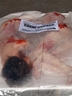 Activistas de AnimaNaturalis se metieron en una bandeja gigante simulando ser carne humana preparada para consumir, de la misma manera que se presenta la carne de otros animales. 
