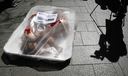 Activistas de AnimaNaturalis se metieron en una bandeja gigante simulando ser carne humana preparada para consumir, de la misma manera que se presenta la carne de otros animales. 
