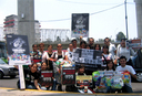 En el Día Mundial contra Procter & Gamble, una activista de AnimaNaturalis, empujó un carrito ensangrentado lleno de productos probados en animales, para invitar a los consumidores a boicotear esta clase de productos