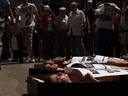 07.06.07. Barcelona. Activistas de AnimaNaturalis posaron dentro de ataudes simulando ser los 6 toros que se matan cada domingo en las corridas de toros, mientras otros activistas repartian cientos de folletos informativos. 