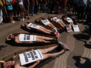 07.06.07. Barcelona. Activistas de AnimaNaturalis posaron dentro de ataudes simulando ser los 6 toros que se atan cada domingo en las corridas de toros