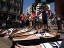 07.06.07. Barcelona. Activistas de AnimaNaturalis posaron dentro de ataudes simulando ser los 6 toros que se atan cada domingo en las corridas de toros