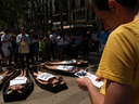 07.06.07. Barcelona. Activistas de AnimaNaturalis posaron dentro de ataudes simulando ser los 6 toros que se matan cada domingo en las corridas de toros, mientras otros activistas repartian cientos de folletos informativos. 