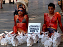 AnimaNaturalis protestó contra la experimentación con animales con dos activistas que se embadurnaron de crema solar ensangrentada con un cartel que decía: ¿Cuántos animales mata tu crema solar?
