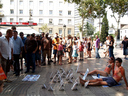 AnimaNaturalis protestó contra la experimentación con animales con dos activistas que se embadurnaron de crema solar ensangrentada con un cartel que decía: ¿Cuántos animales mata tu crema solar?