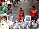 AnimaNaturalis protestó contra la experimentación con animales con dos activistas que se embadurnaron de crema solar ensangrentada con un cartel que decía: ¿Cuántos animales mata tu crema solar?