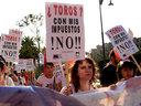 11.08.07. Cerca de un millar de personas acudieron a la primera manifestación en Málaga contra la tortura y las corridas de toros. AnimaNaturalis y otras organizaciones de toda España se adherieron a la protesta convocada por el CACMA.