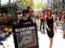 15.08.07 Activistas de AnimaNaturalis protestaron contra la venta de animales en Las Ramblas, y entregaron folletos informativos mientras reocogían firmas para presionar al Ayuntamiento de Barcelona. 