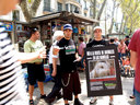 15.08.07 Activistas de AnimaNaturalis protestaron contra la venta de animales en Las Ramblas, y entregaron folletos informativos mientras reocogían firmas para presionar al Ayuntamiento de Barcelona. 
