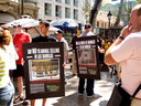 15.08.07 Activistas de AnimaNaturalis protestaron contra la venta de animales en Las Ramblas, y entregaron folletos informativos mientras reocogían firmas para presionar al Ayuntamiento de Barcelona. 