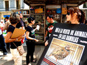 15.08.07 Activistas de AnimaNaturalis protestaron contra la venta de animales en Las Ramblas, y entregaron folletos informativos mientras reocogían firmas para presionar al Ayuntamiento de Barcelona. 