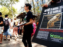 15.08.07 Activistas de AnimaNaturalis protestaron contra la venta de animales en Las Ramblas, y entregaron folletos informativos mientras reocogían firmas para presionar al Ayuntamiento de Barcelona. 