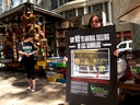 15.08.07 Activistas de AnimaNaturalis protestaron contra la venta de animales en Las Ramblas, y entregaron folletos informativos mientras reocogían firmas para presionar al Ayuntamiento de Barcelona.