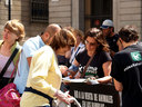 23.08.07 Activistas de AnimaNaturalis protestaron contra la venta de animales en Las Ramblas delamte del Ayuntamiento de Barcelona, y entregaron folletos informativos mientras reocogían firmas para informar a los viandantes. 