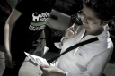 Activistas de AnimaNaturalis protestaron frente a la Embajada de Japón contra la caza de delfines. Los reporteros se unieron a la protesta sujetando carteles.