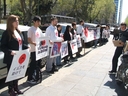 2007.09.25. AnimaNaturalis Internacional se une a las asociaciones de todo el mundo para protestar en más de 40 países frente los consulados y embajadas de Japón, y pedir que deje de permitir la matanza anual de 20.000 delfines.